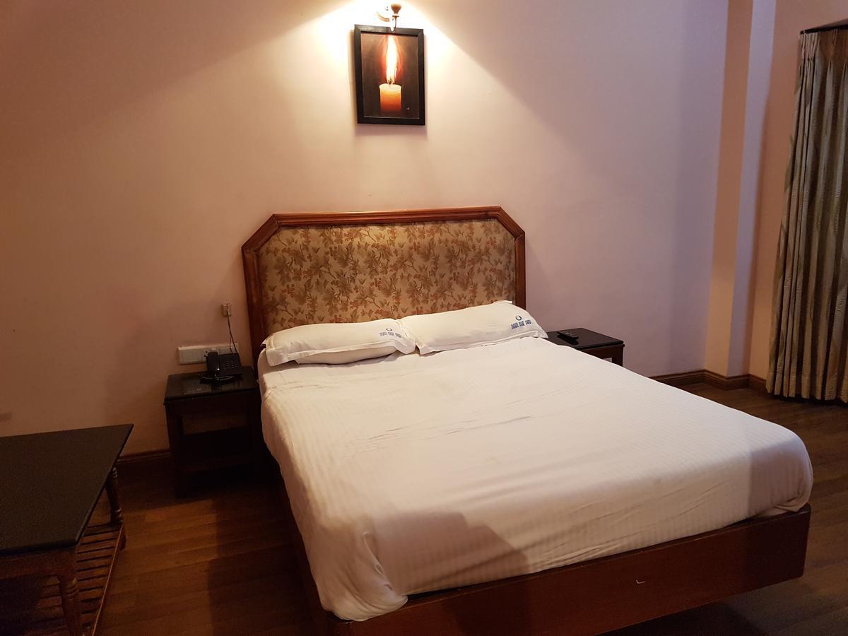 אוטי Hotel Blue Bird מראה חיצוני תמונה