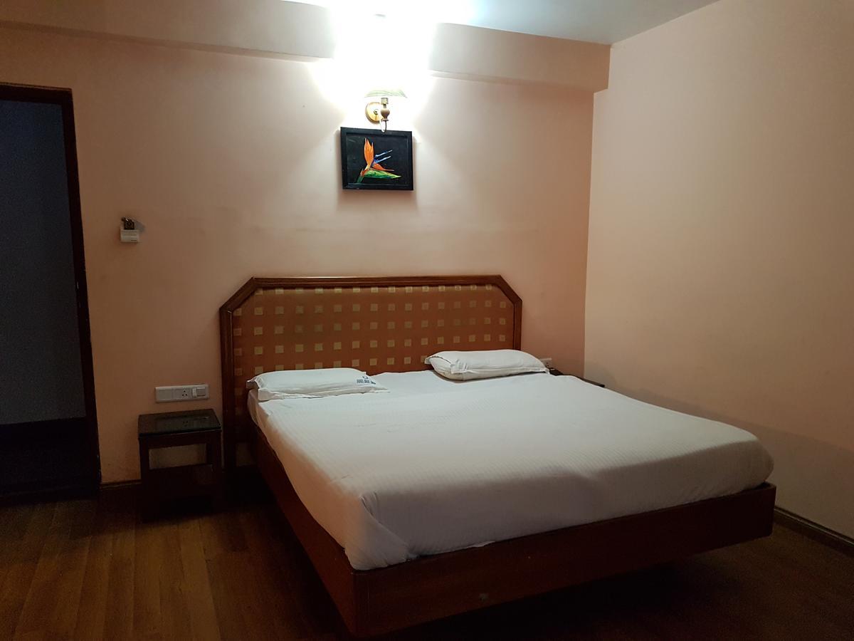 אוטי Hotel Blue Bird מראה חיצוני תמונה